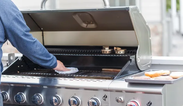 Cleaning outdoor gas grill before next grilling